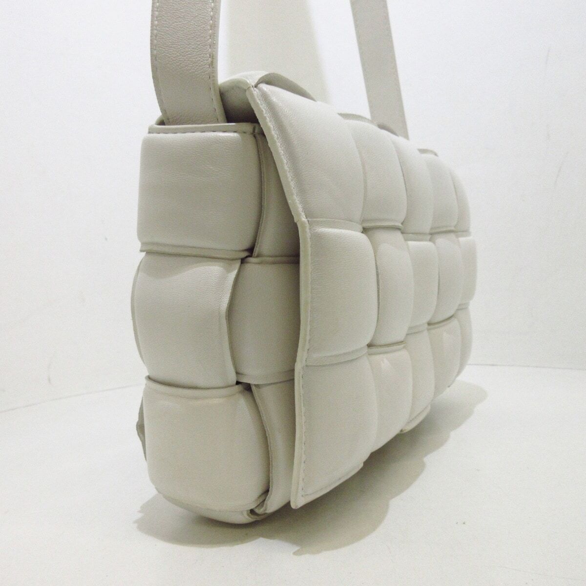 Auth BOTTEGA VENETA Padded Cassette 591970 White Leather Auth BOTTEGA VENETA Padded Cassette 591970 White Leather