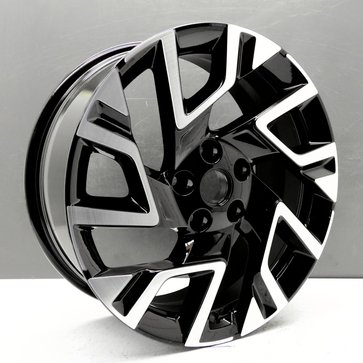 GENUINE KIA X-CEED DIAMOND CUT 18