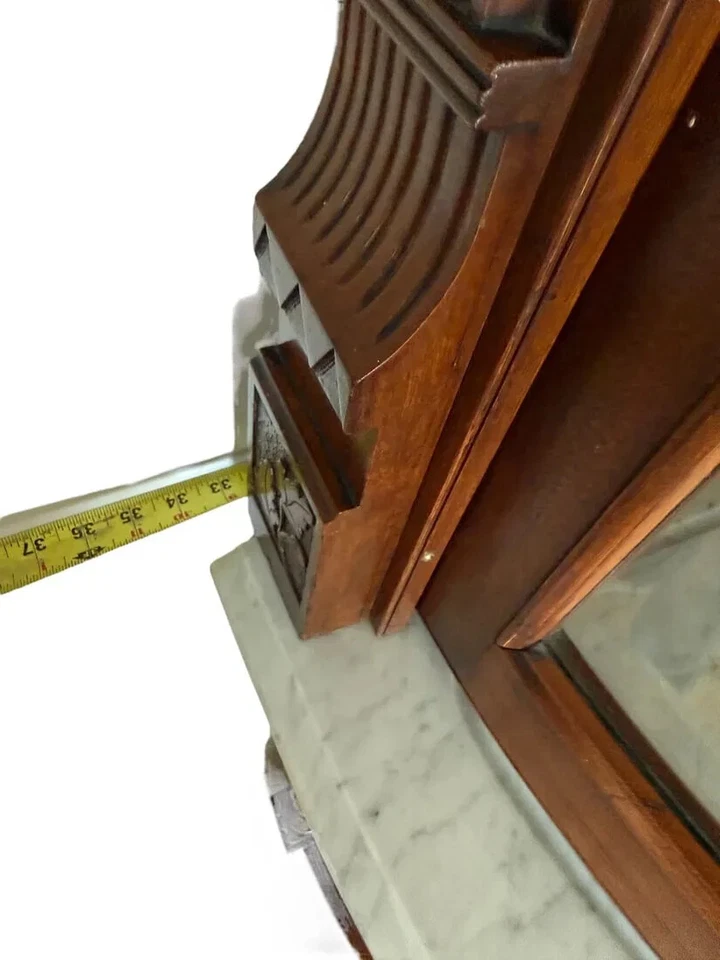 Antiguo armario esquinero de caza renacentista con tapa de mármol de nogal tallado peces y pájaros Foto 2 de 4