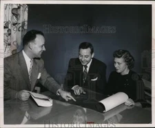 1955 Press Photo Mr & Mrs Edward Ziss & Realtor Tony Pivato - nee62102