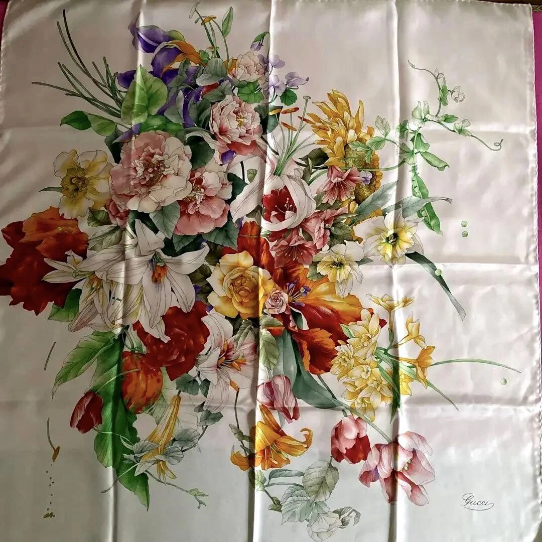 Grande écharpe en soie GUCCI motif floral fabriqué en Italie 86x87cm accessoires femme
