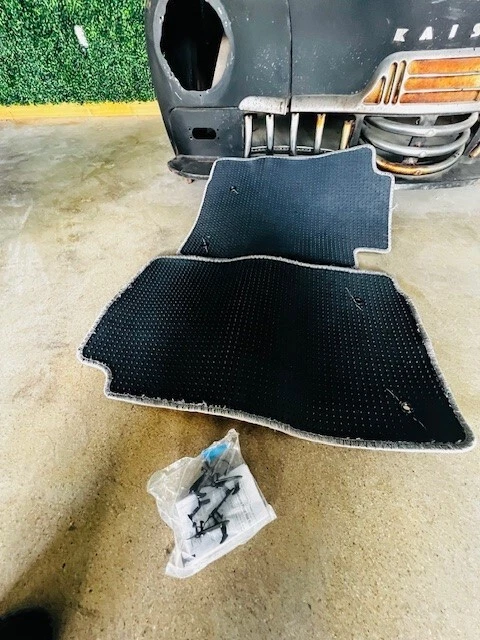 (1) OEM Genuine Tacoma Regular Cab 2pc Floor Mats Light Gray PT206-35100-13 - Image 3 of 3