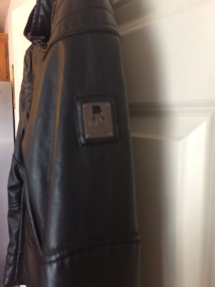 Jaqueta Roca Wear Feminina Couro Sintético Preta Isolada Tamanho Pequeno - Imagem 3 de 4