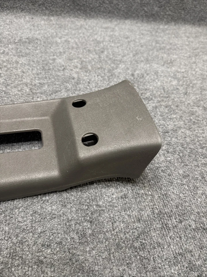 CUBIERTA SUPERIOR PILAR B LADO IZQUIERDO CHEVROLET EXPRESS 3500 2500 OEM 2016-2024 Foto 4 de 4