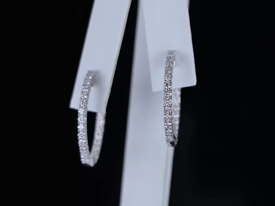 Aretes tipo argolla redondos con cierre a presión de diamantes de 0,80 quilates de adentro hacia afuera de oro blanco de 14 quilates de $3,450 Foto 3 de 4