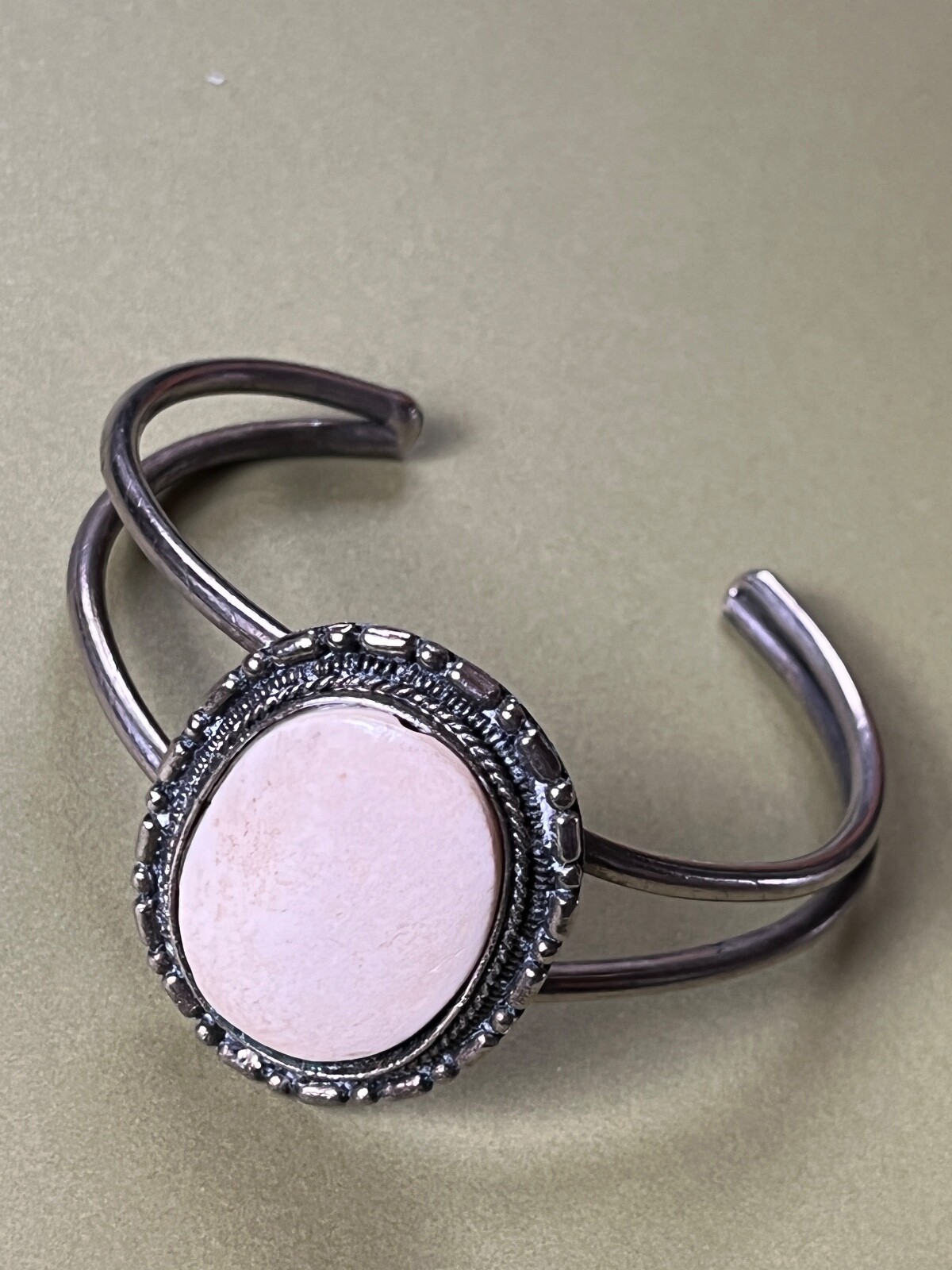 Rustic Split Silvertone w Large Oval Cream Cab Me… - image 7