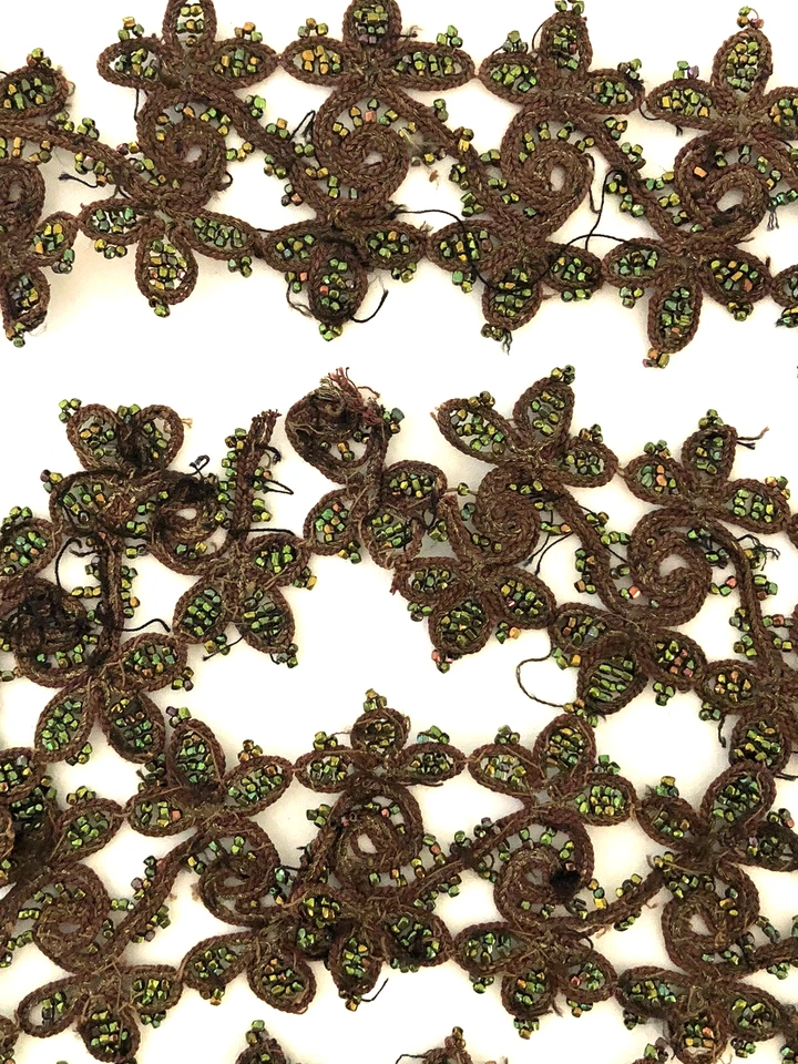 ANTIGUAS PIEZAS DE ADORNOS DE CUENTAS VINTAGE MARRÓN CON CUENTAS DE VIDRIO VERDE COSTURA ARTESANAL Foto 3 de 4