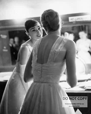 AUDREY HEPBURN GRACE KELLY BACKSTAGE @ 1956 OSCARS 8X10 PUBLICITY PHOTO (CC-201)