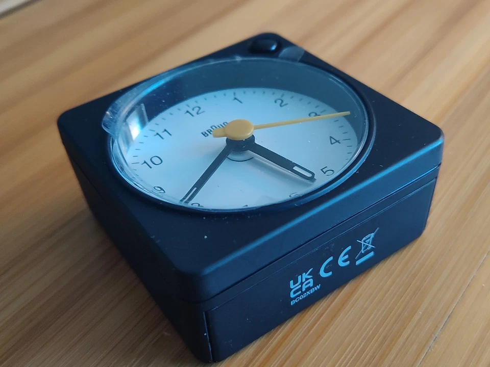 Relógio despertador de viagem analógico clássico Braun preto - BC02XBW - Imagem 4 de 4