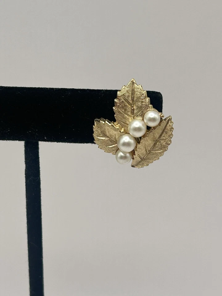 Pendientes de clip vintage corona TRIFARI florentino de metal dorado de tres hojas y cuatro perlas Foto 3 de 4