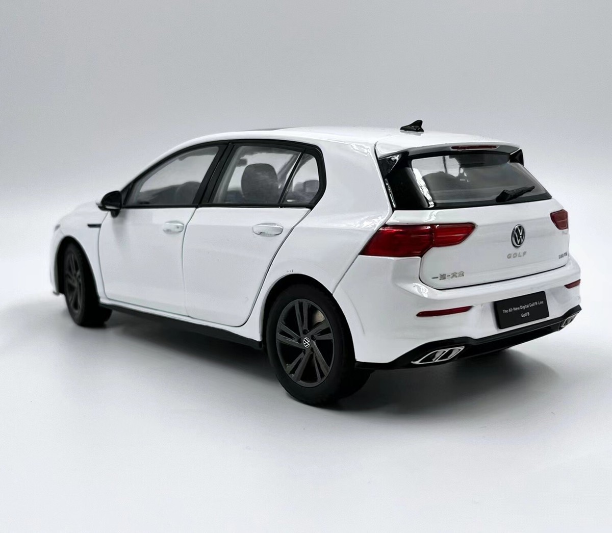 フォルクスワーゲン特注の1/18スケールモデル、GOLF Mk8 海外バージョン 1/18 Volkswagen Golf MK8 R-Line 2021 China FAW VW Dealer