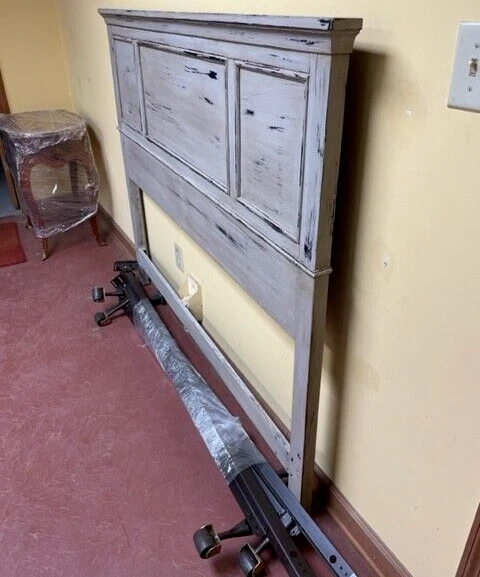 CABECERO WAYFAIR QUEEN CON MARCO, PINTADO PROFESIONALMENTE EN “ACABADO DESGASTADO” Foto 3 de 4