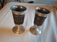 2 dekorative Zinnbecher / Zinnkelche – Wirtshaus-Motiv – Höhe 12 cm – Reinzinn