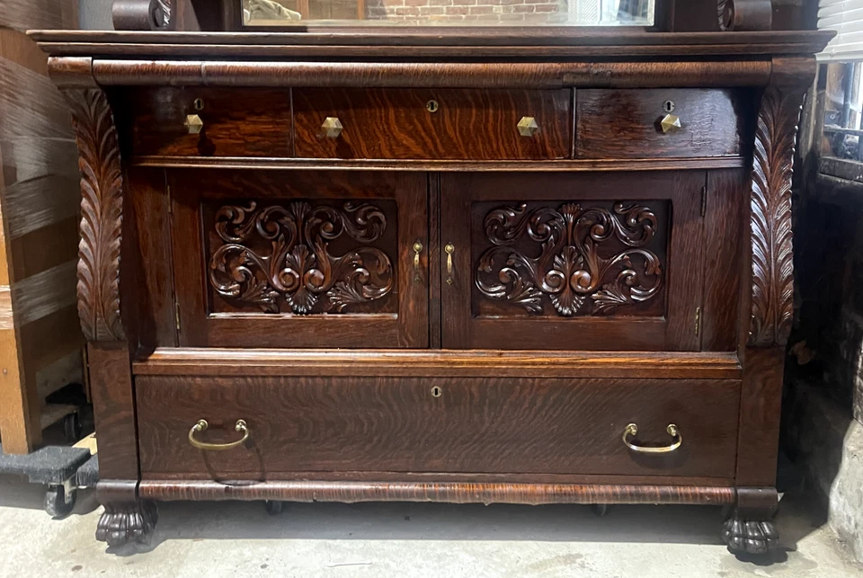Aparador/buffet americano de roble aserrado con cuarto muy tallado de 1890 Foto 2 de 4