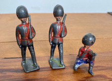 ANTIQUE BRITAINS LEAD SOLDIERS GUARDSMEN FOOTGUARDS BRITISH ARMY