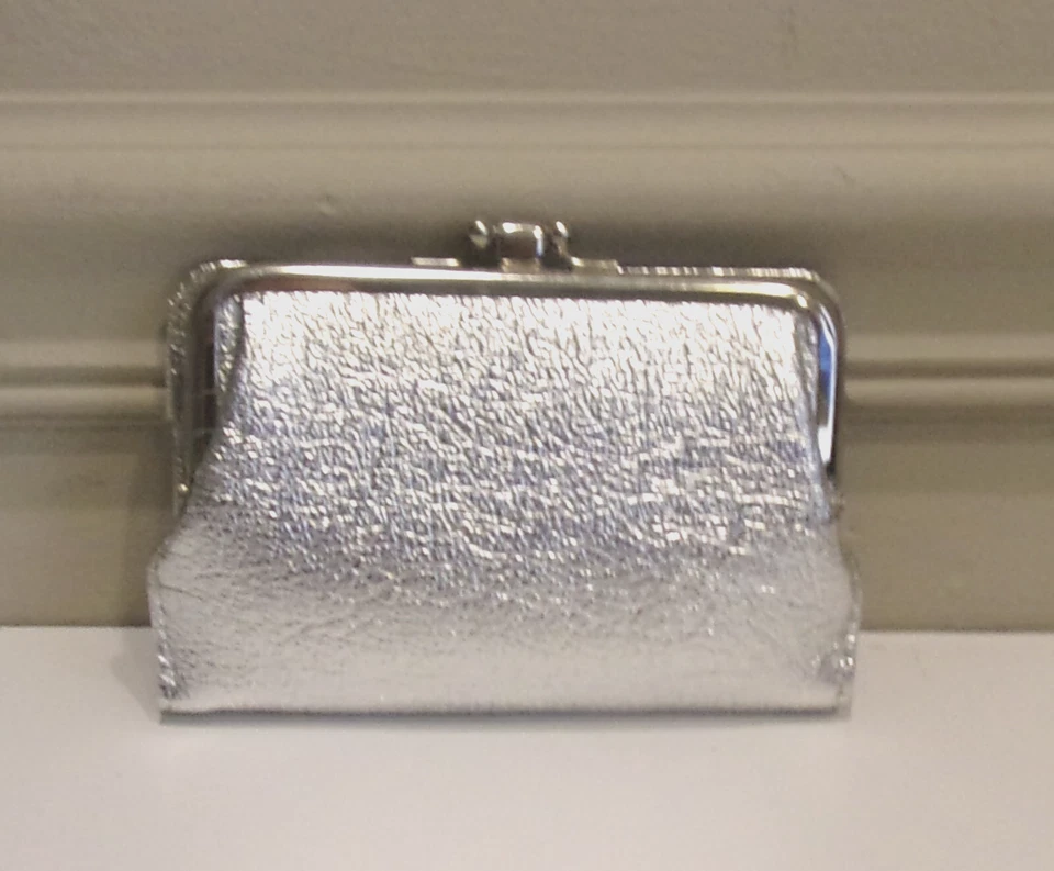 De colección. Cartera con cierre de pargos de punto de bloqueo de beso triple marco de cuero sintético plateado Foto 2 de 4