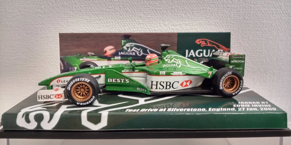1:43 JAGUAR R1 IRVINE TEST SILVERSTONE GENNAIO 2000 con il SUO CASCO ORIGINALE - Immagine 2 di 4