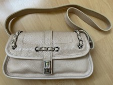 Borsa Chanel Baguette in pelle. 2,55. Ottime condizioni. Dettagli Catene. Beige.