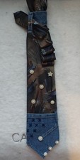 Corbata vaquera accesorio para mujer hecha a medida con volantes añadidos.