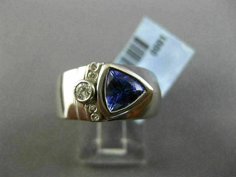 Anillo de compromiso para hombre de tanzanita azul corte billón de 2 quilates enchapado en oro blanco de 14 quilates Foto 4 de 4