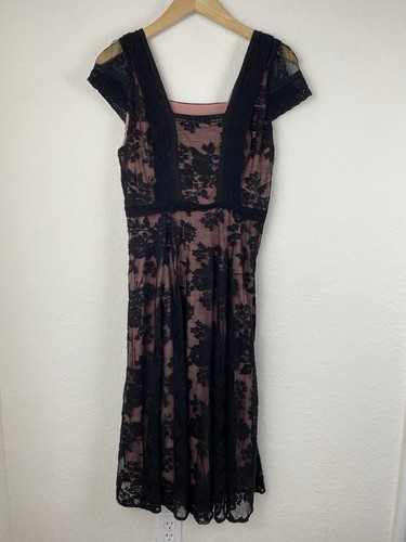 Abito Moulinette Soeurs taglia 10 midi nero pizzo capriccioso Malia vestibilità N svasato - Foto 3 di 10