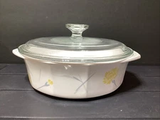 STUDIO NOVA YELLOW CARNATIONS 8" Round Covered Casserole (B21-012025-2.49e)
