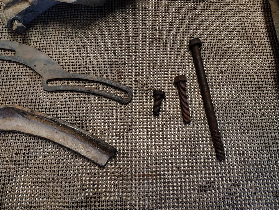 1964 1965 Buick Skylark Special Sport Wagon 300 suportes alternadores A/C 1368640 - Imagem 2 de 4