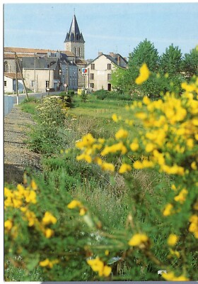 LA FORET SUR SEVRE (79) Der Eingang zum Dorf - ELF-Station - ungeschrieben