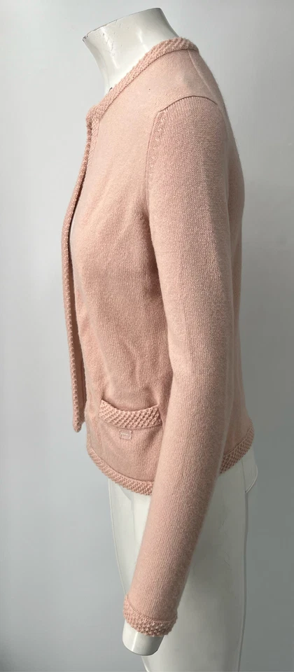 Cárdigan suéter Chanel primavera 2005 rosa claro cachemir ribete mujer talla 38 Foto 3 de 4