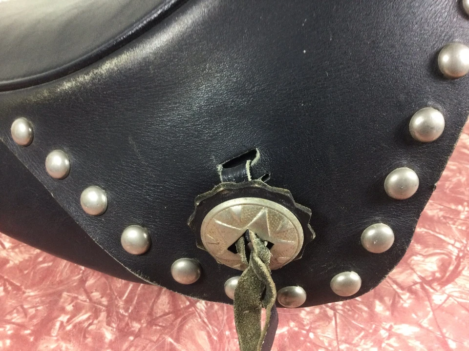 Asiento de almohada de cuero negro liso Harley Davidson con flecos de tachuelas - dañado Foto 2 de 4