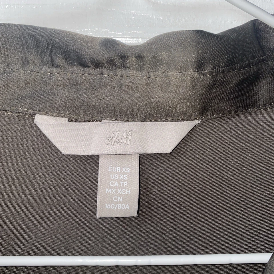 Blusa satinada con botones manga larga H&M XS verde caqui Foto 3 de 3