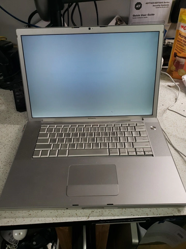 MacBook Pro 15.6" A1150 - Core 2 Duo, read ad free ship - Image 2 of 4