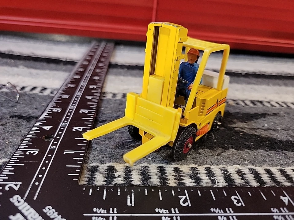 Allis Chalmers Lift Truck 1/32 Diecast Forklift Replica Collectible By Corgi - Image 2 of 4