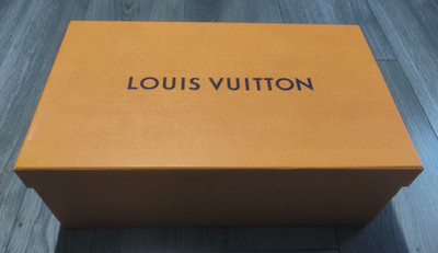 Original LOUIS VUITTON leere Geschenkbox mit Schnürsenkeln und Taschentüchern 30,5 x 21 x 6 cm