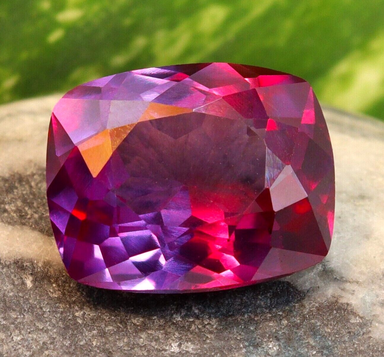 Saphir Violet Naturel De Ceylan - 27.05 Carats, Coupé Coussin - Certifié GIE, Non Chauffé