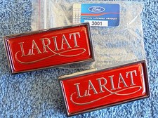 NUEVO OEM Ford Autorizado 80-86 Serie F Bronco Rojo XLT LARIAT Cabina Emblema Ornamento