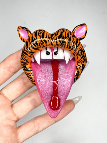 Phone grip. Tiger print lips with fangs. - 第 2/3 張圖片