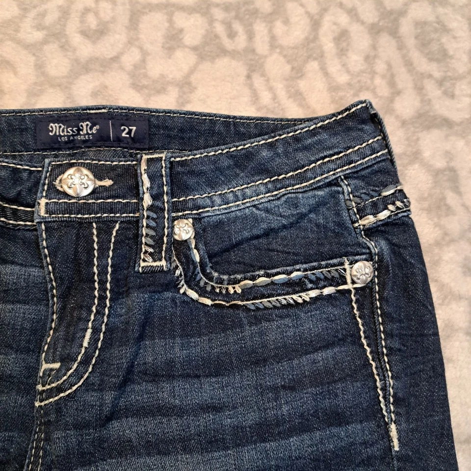 Pantalones cortos de mezclilla para mujer Miss Me talla 27 lavado oscuro embellecidos bolsillos tiro medio Foto 2 de 4