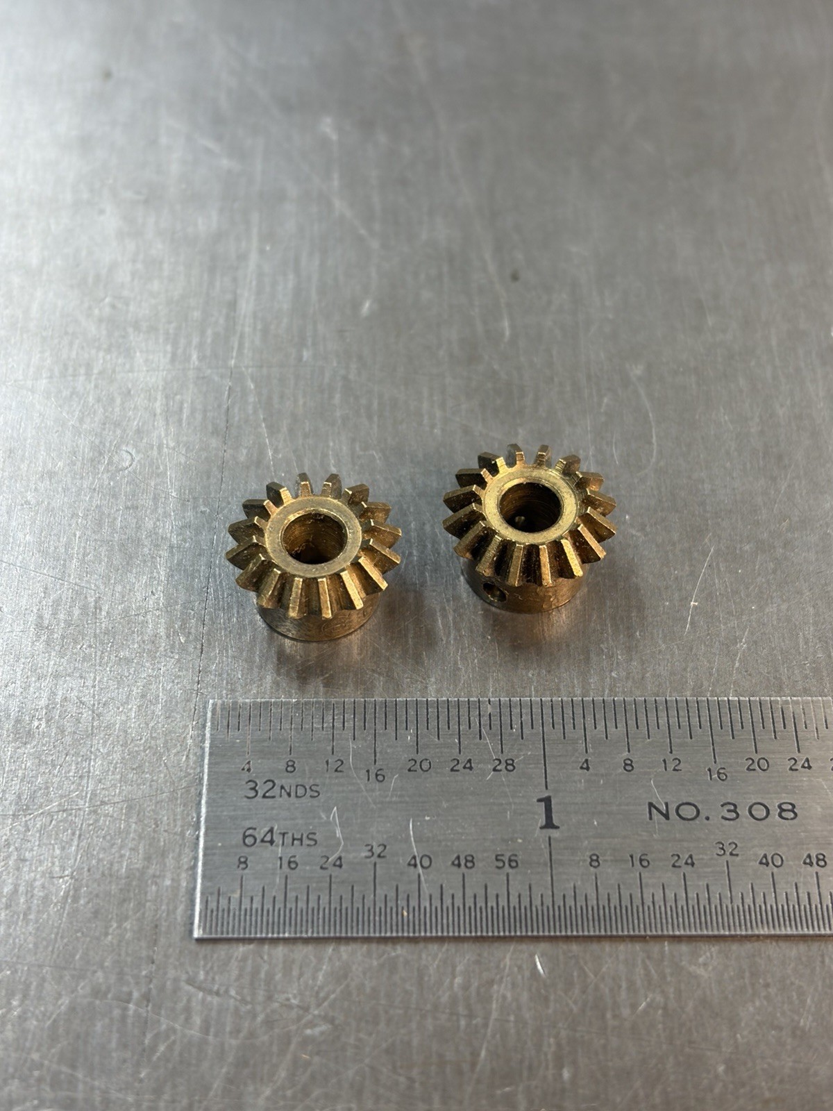 BOSTON GEAR MITER GEAR SET 32 PITCH 16 TEETH 3/16” BORE G462 WITH A 1:1 RATIO