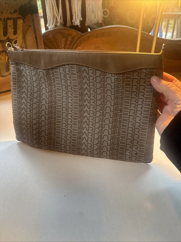 Bolso sin asas Pierre Cardin vintage con logotipo beige de lona y cuero con detalles dorados Foto 3 de 4