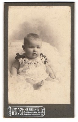 Fotografie W. Dost, Berlin, Schönhauser Allee 146, Kleinkind mit süßem Blick 