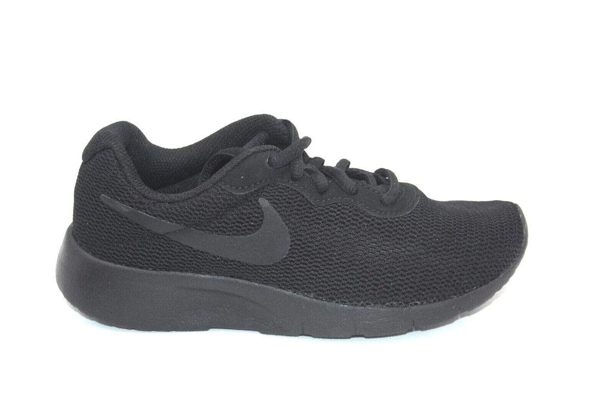 black nike tanjun shoes