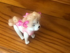 FIGURINE CHIEN CANICHE BLANC AVEC NOEUDS ROSES DANS LES CHEVEUX PUPPY DOG