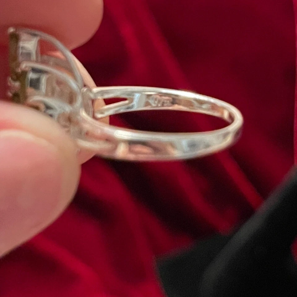 Anillo de plata de ley con racimo de brillantes peridotos ovalados facetados; talla 8 Foto 2 de 4