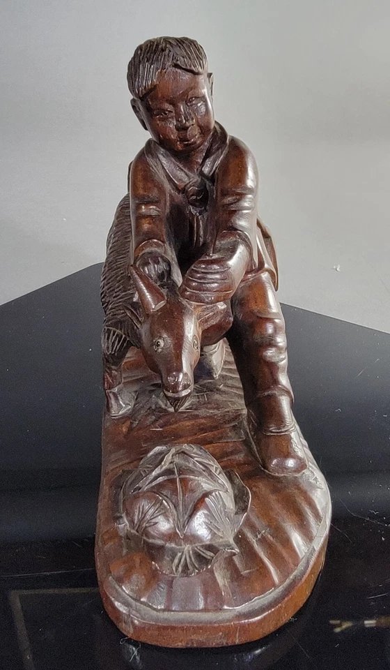 Estatuilla china vintage de madera tallada de un niño sosteniendo una cabra con una flor de loto Foto 4 de 4