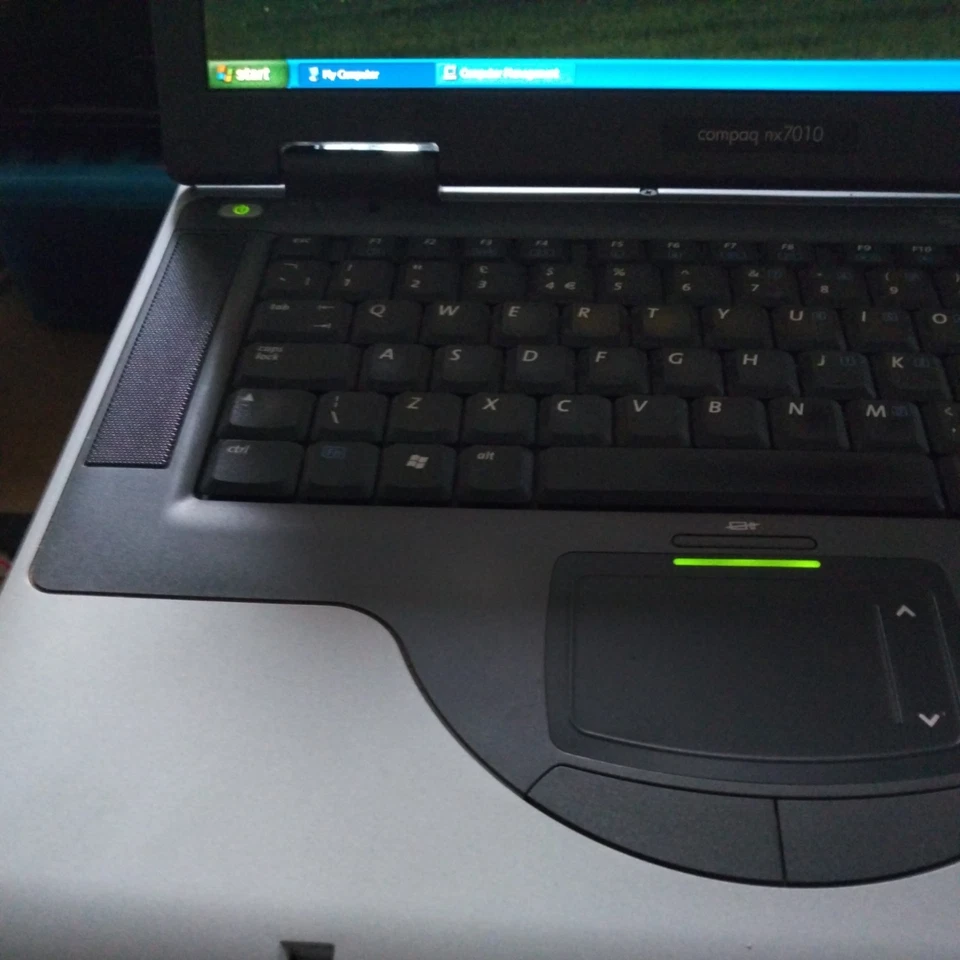 Vintage Compaq nx7010 Laptop With Windows XP Pro Pentium M 768MB RAM 160GB HDD - Image 4 of 4