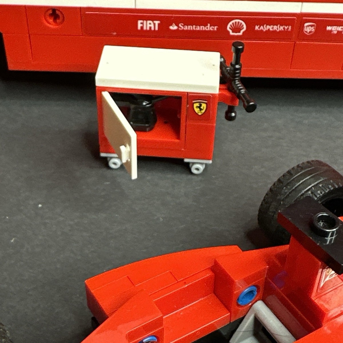LEGO SPEED CHAMPIONS: F14 T & Scuderia Ferrari Truck 75913 Retired