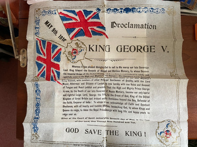 1910 KÖNIG GEORGE V GEDRUCKTE PROKLAMATION AUF 14'' X 13'' SEIDENPAPIER / SERVIETTE