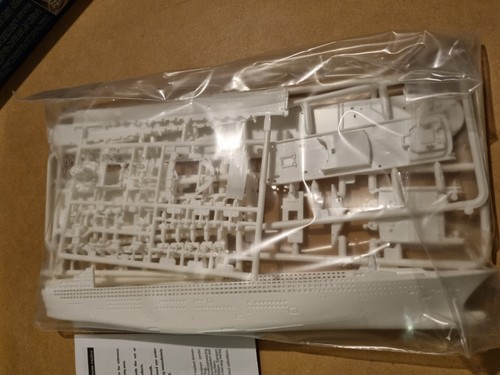 Revell Nr.: 05808 Ocean Liner QUEEN MARY 2 1:1200 EMBALAJE ORIGINAL - Imagen 4 de 5
