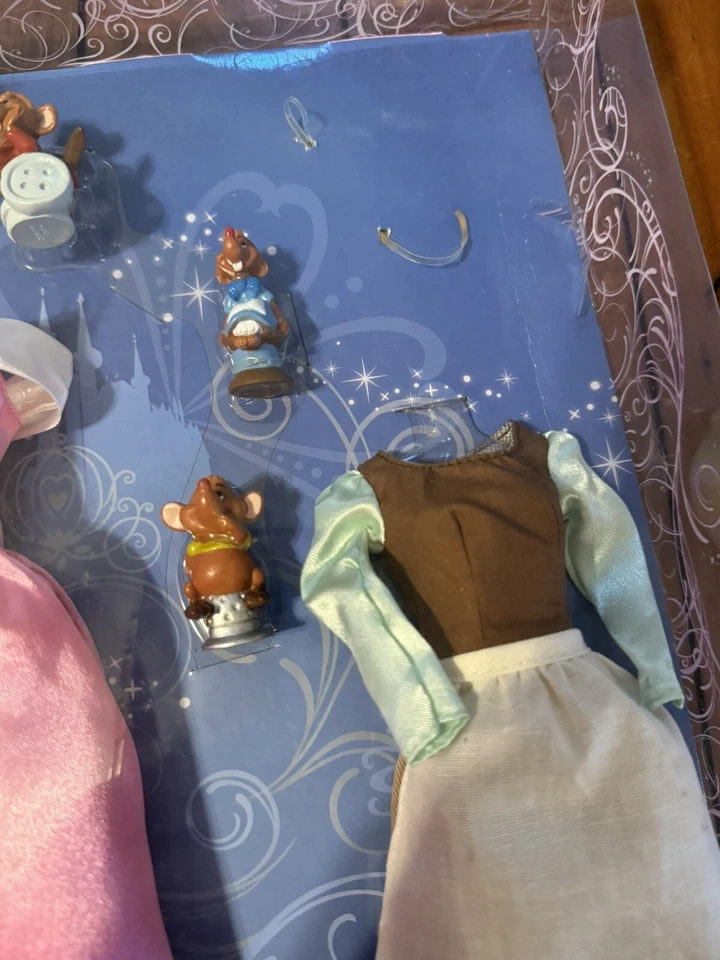 Disney Store Cenicienta Muñeca Clásica Colección Accesorios 2 Vestidos, Ratones, Raro Foto 3 de 4